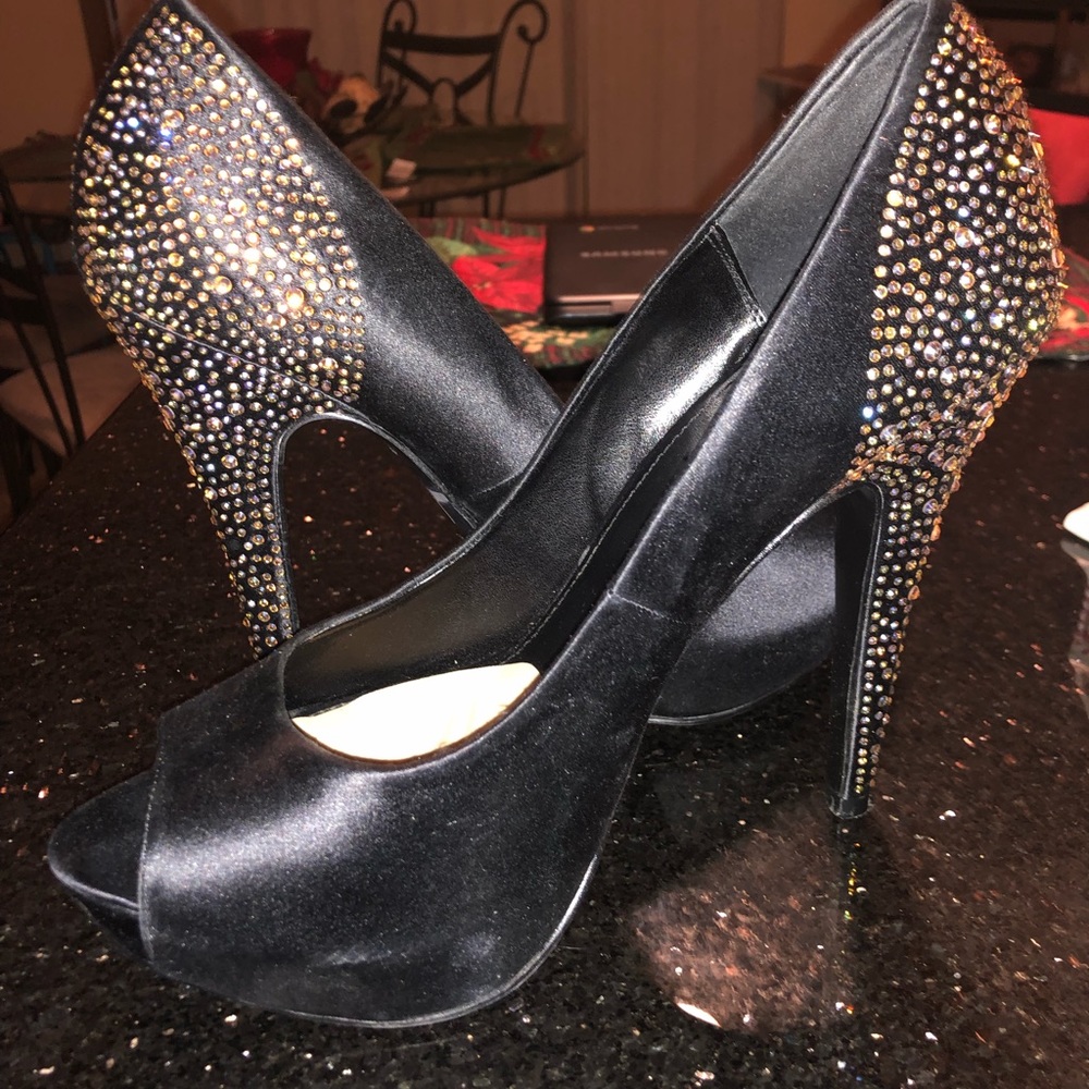 Steve Madden black pump with embellished heel